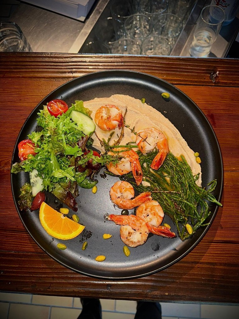 Gegrillte Garnelen mit Püree und Salat