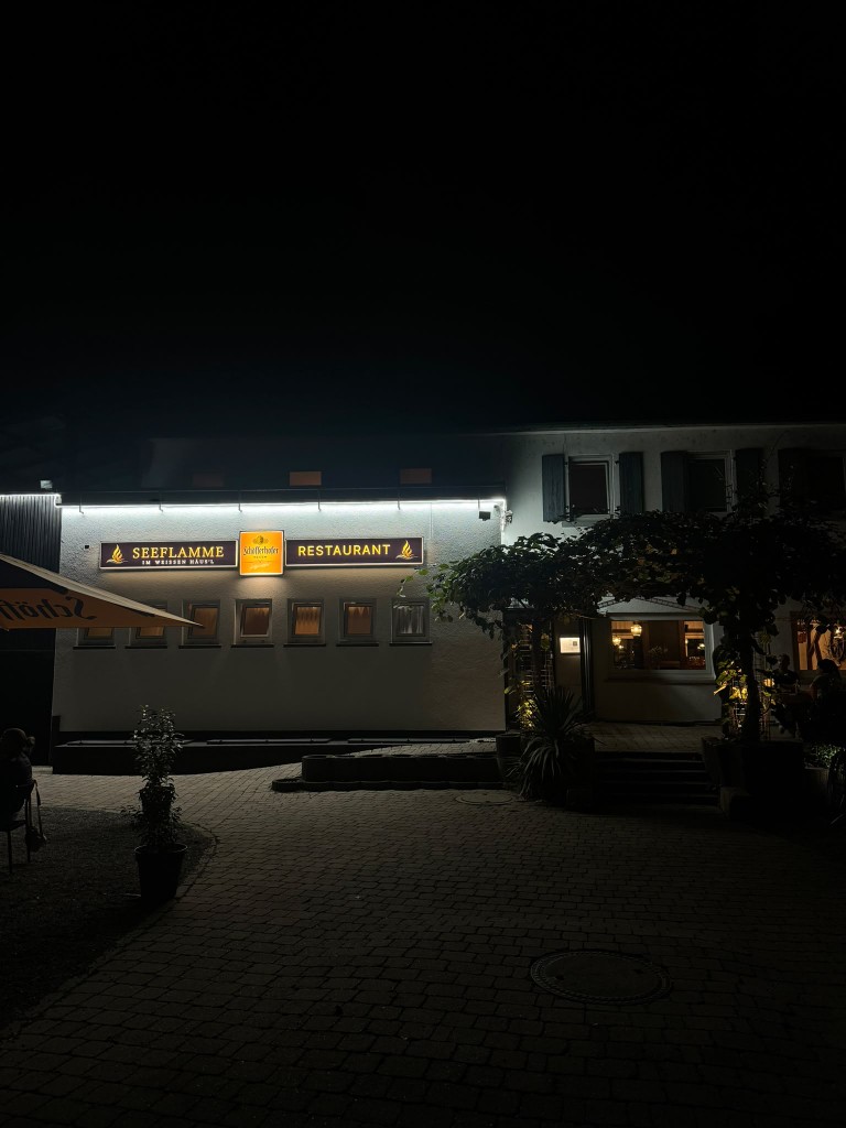 Restaurant Seeflamme bei Nacht – beleuchtete Fassade im Weißen Häus'l