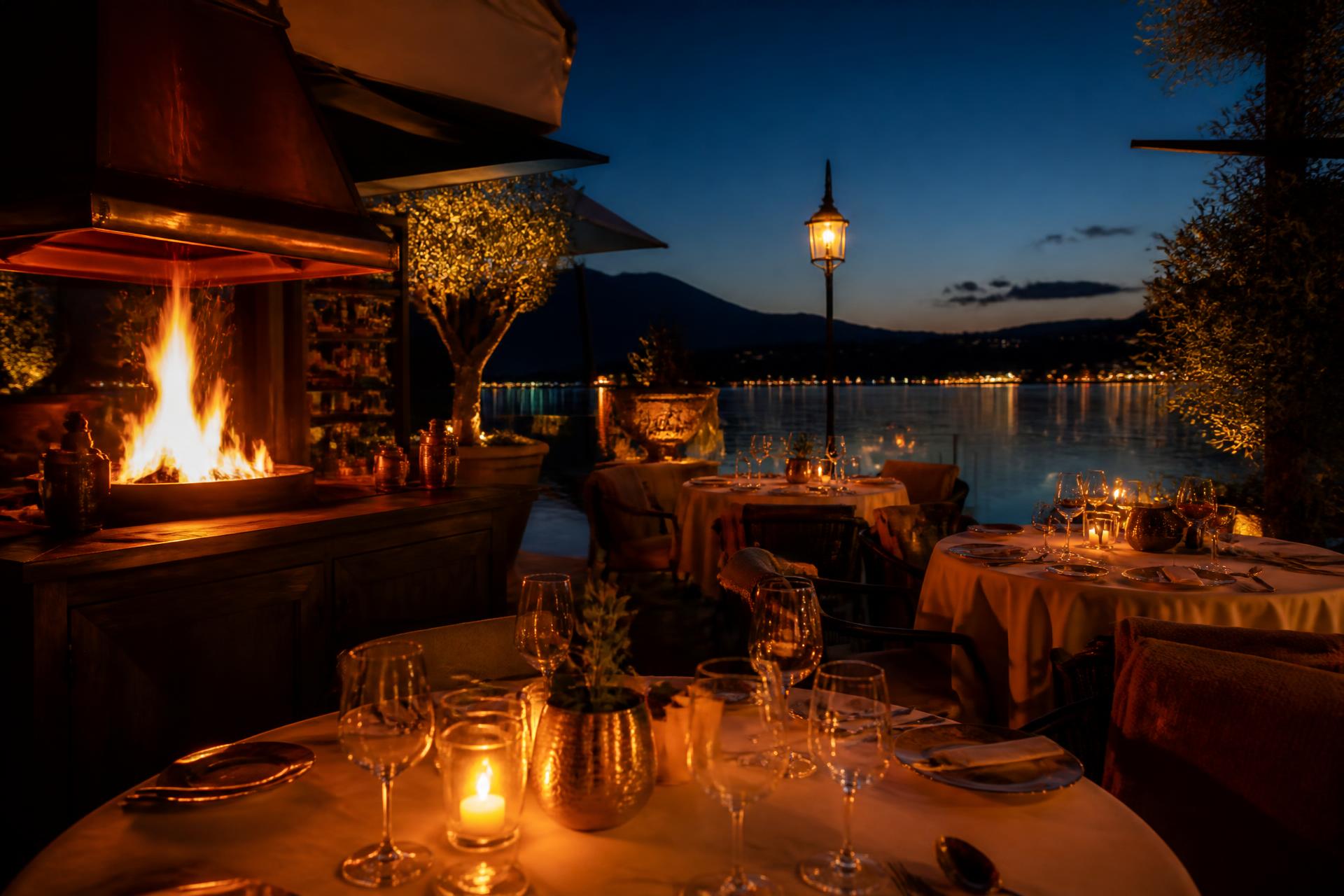 Abendstimmung auf der Seeterrasse des Restaurants Seeflamme mit offenem Feuer und Blick auf das Wasser