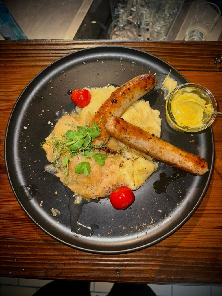 Bratwurst mit Kartoffelpüree, Sauerkraut und Senf