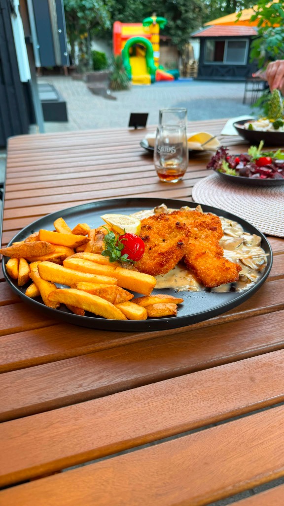 Traditioneller Braten mit Klößen in gusseiserner Pfanne