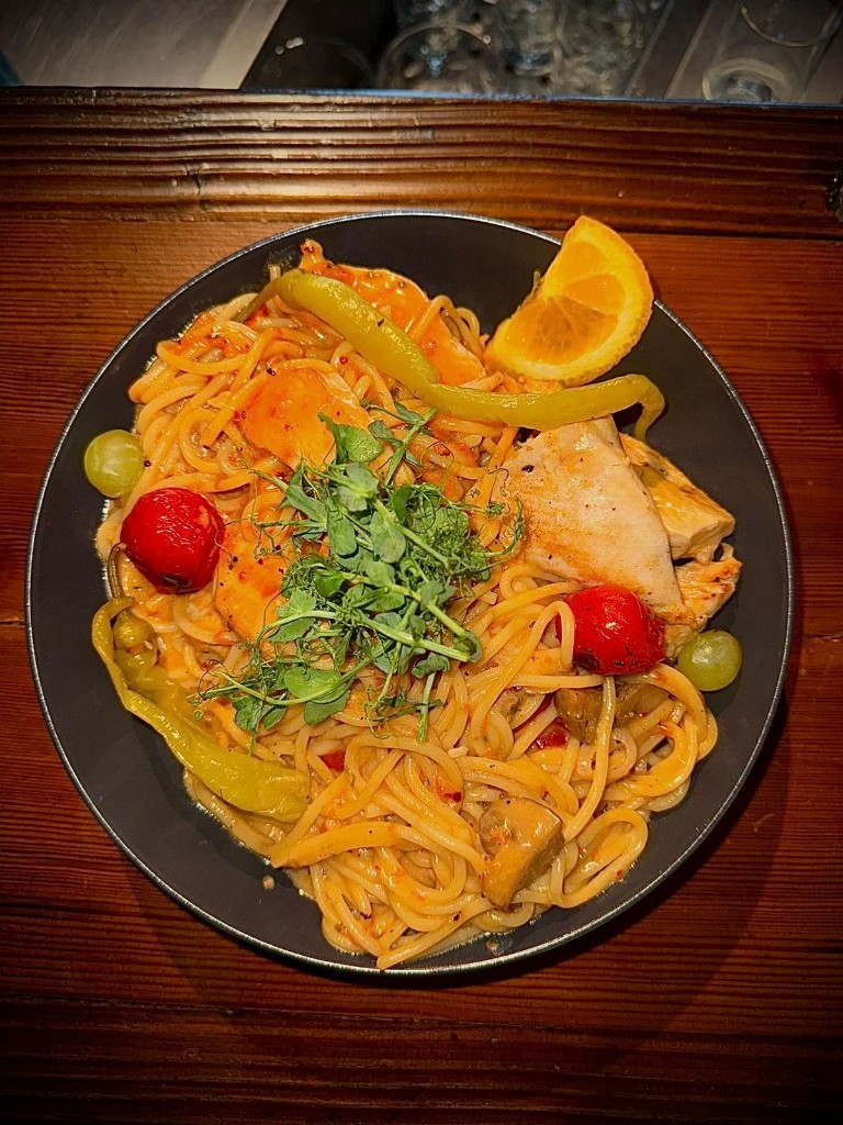 Hausgemachte Pasta mit Hähnchen und frischen Kräutern