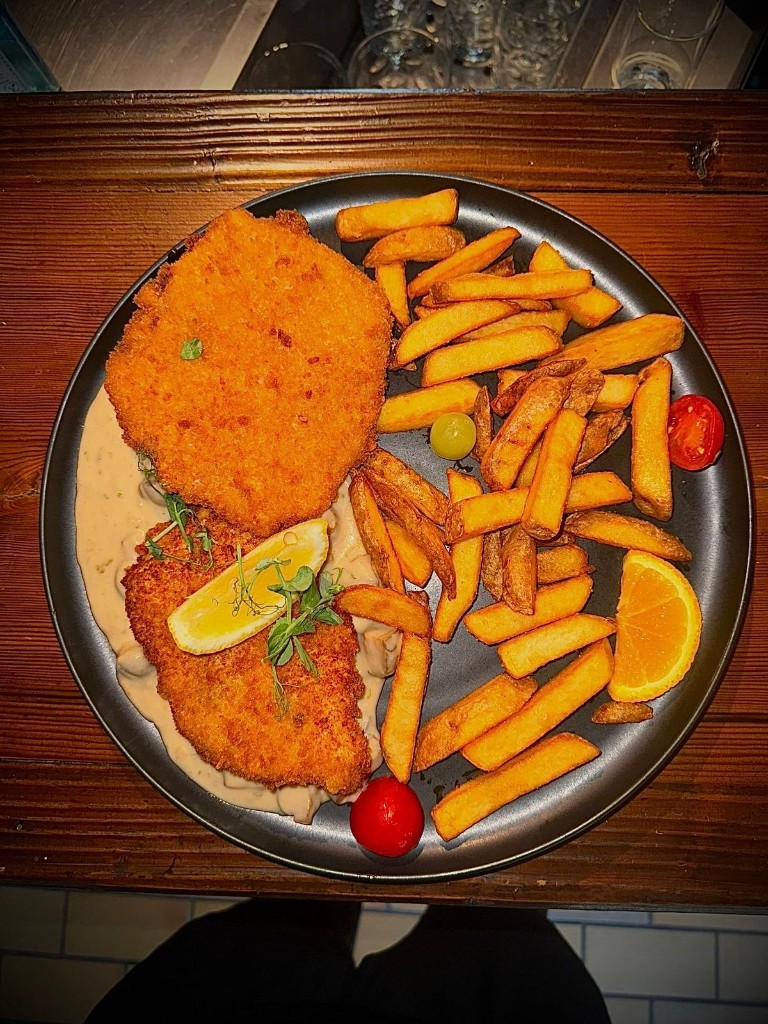 Wiener Schnitzel mit Steak-Pommes und Zitrone