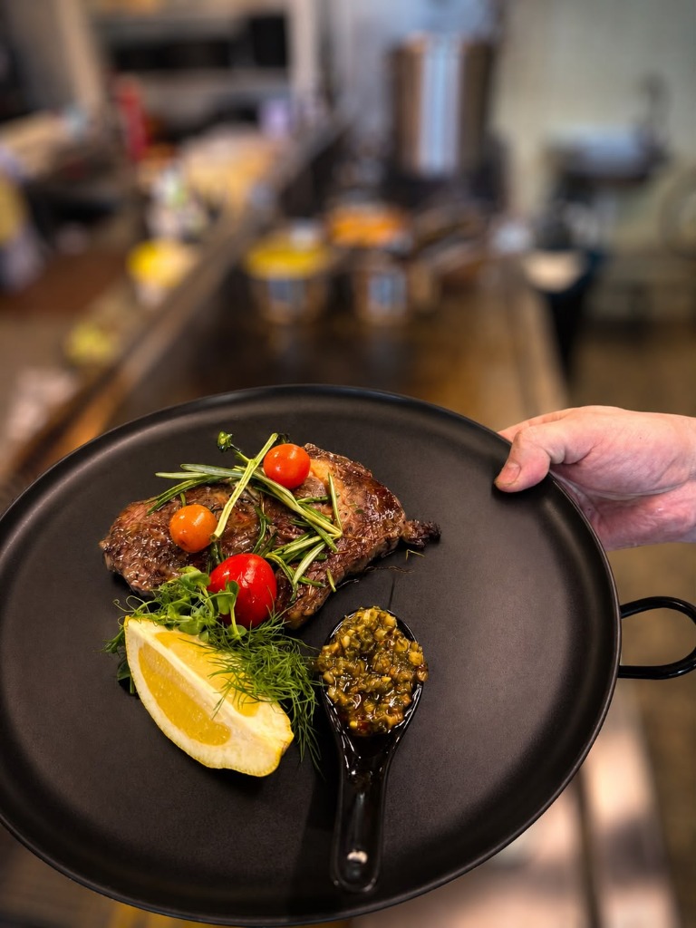 Gegrilltes Dry-Aged-Steak auf Holzbrett