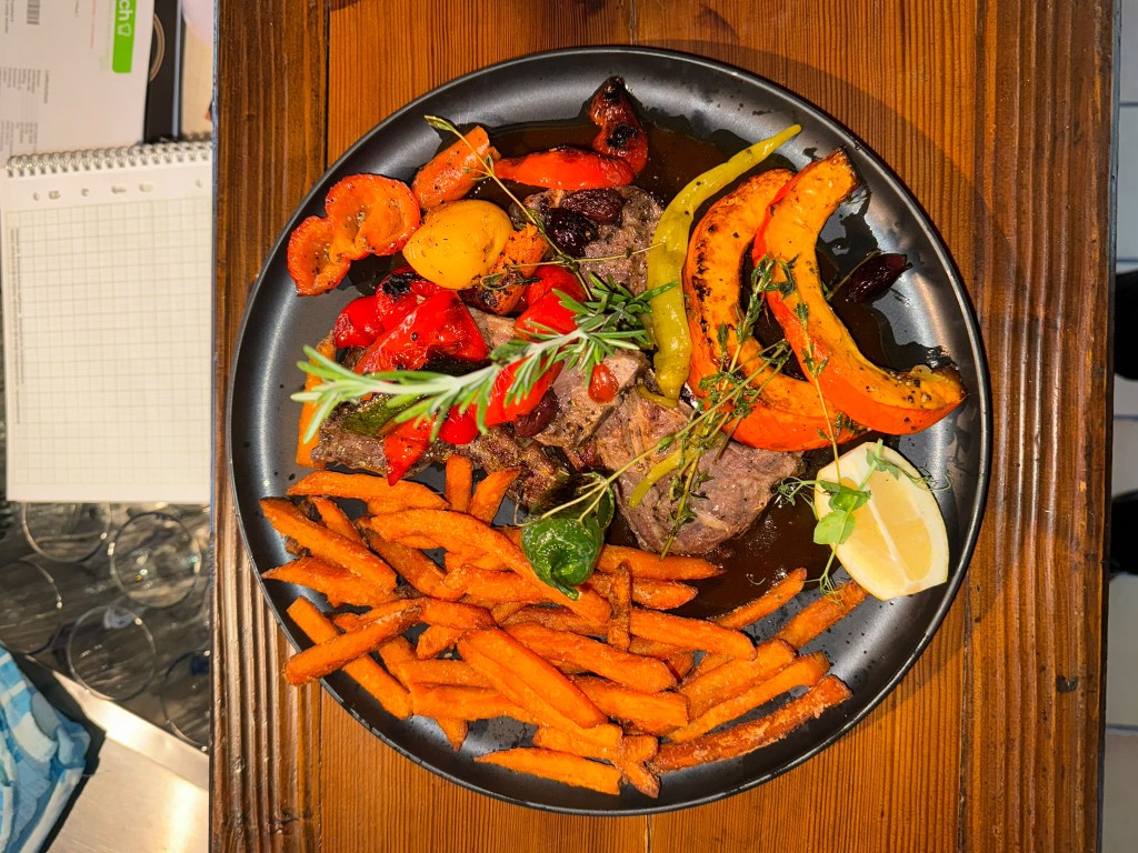 Gegrilltes Steak mit Süßkartoffelpommes und Gemüse
