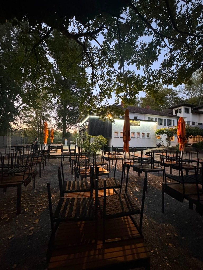 Sommerliches BBQ auf der Terrasse des Restaurants Seeflamme am Wasser